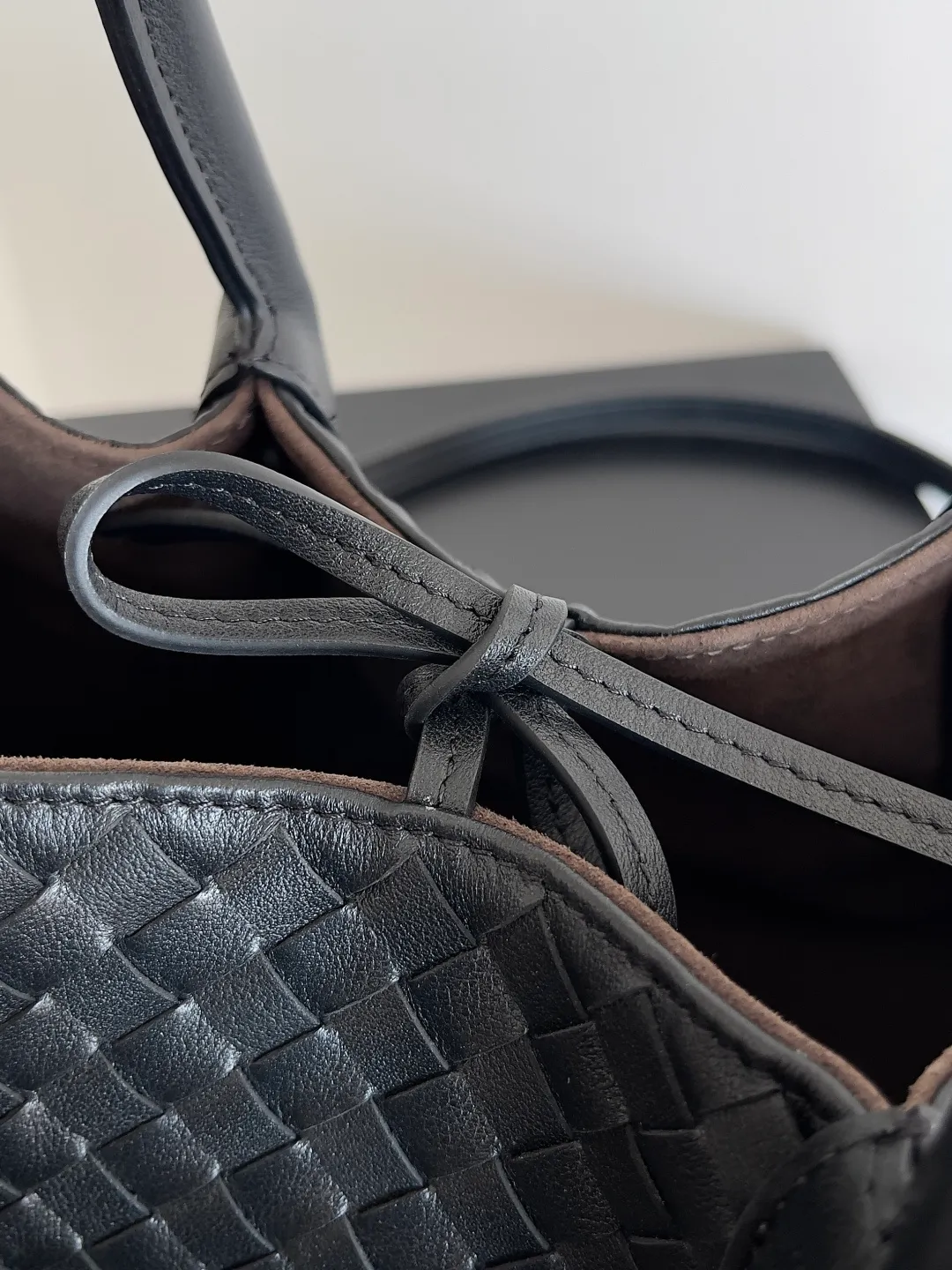 Batch 1660 BOTTEGA VENETA 2025 new product pinacoteca has super soft leather, and the weaving function, practicality and relaxed fashion sense have not fallen behind❤️‍🔥Amway has given sisters a must-have bag when going out. The size of the bag also accurately meets the commuting needs of urban beauties. It can accommodate mobile phones, keys, lipstick, powder, sunscreen, shopping bags...all of it! ! ! 🔥The capacity should not be underestimated~ It does not choose people, clothes, or occasions. With its majestic curved outline, exquisite woven texture, delicate edges and rounded handles, this woven vegetable basket bag truly achieves the goal of "dressing up and being fashionable without getting in the way"~ Are you interested in Jimei? Style number: 819004 Size: 24*15*12cm